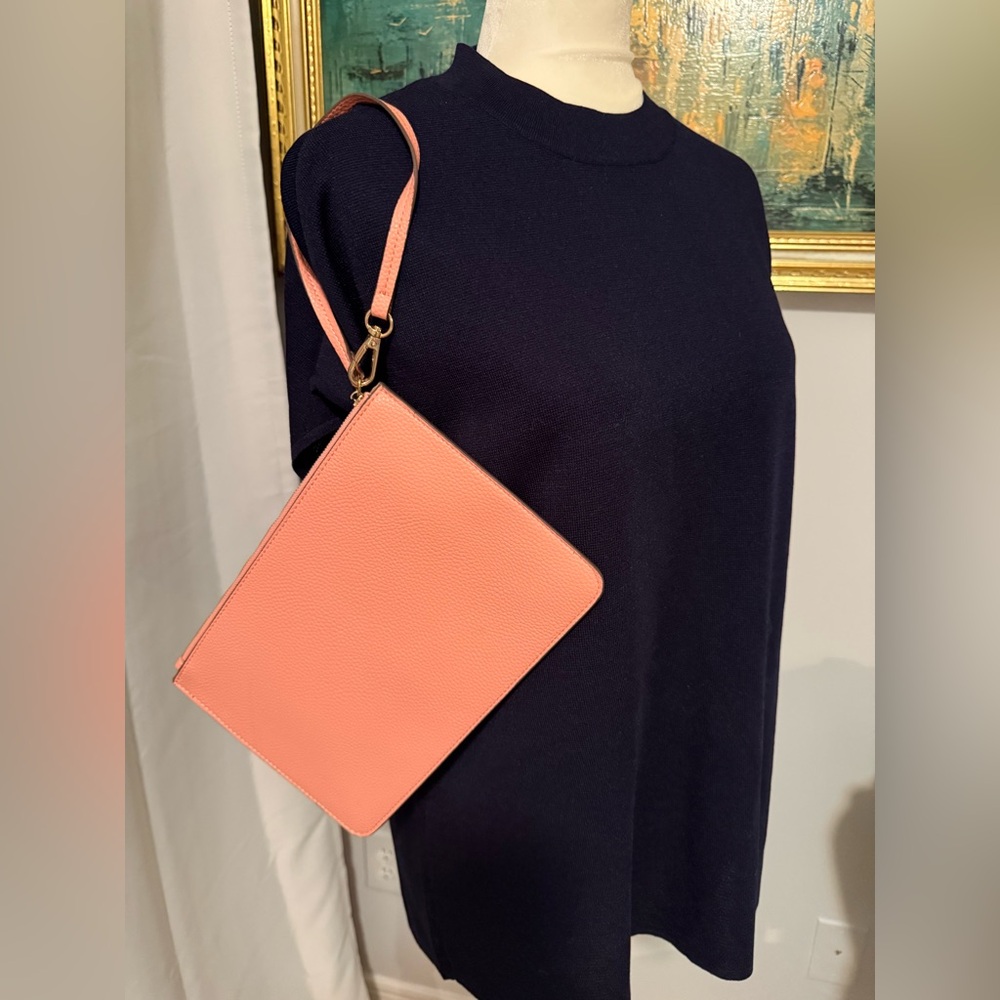 Anne Klein large wristlet / clutch / cosmetic bag
Pink 10.5x7”